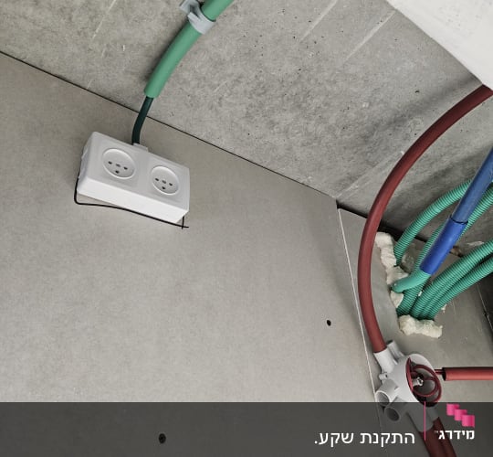 שקע חשמל כפול עם חוטים ירוקים ואדומים